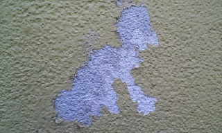 高圧洗浄後の塀の塗料の浮き剥がれ