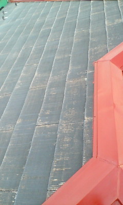 屋根塗装前の鉄部に赤色の錆止め後